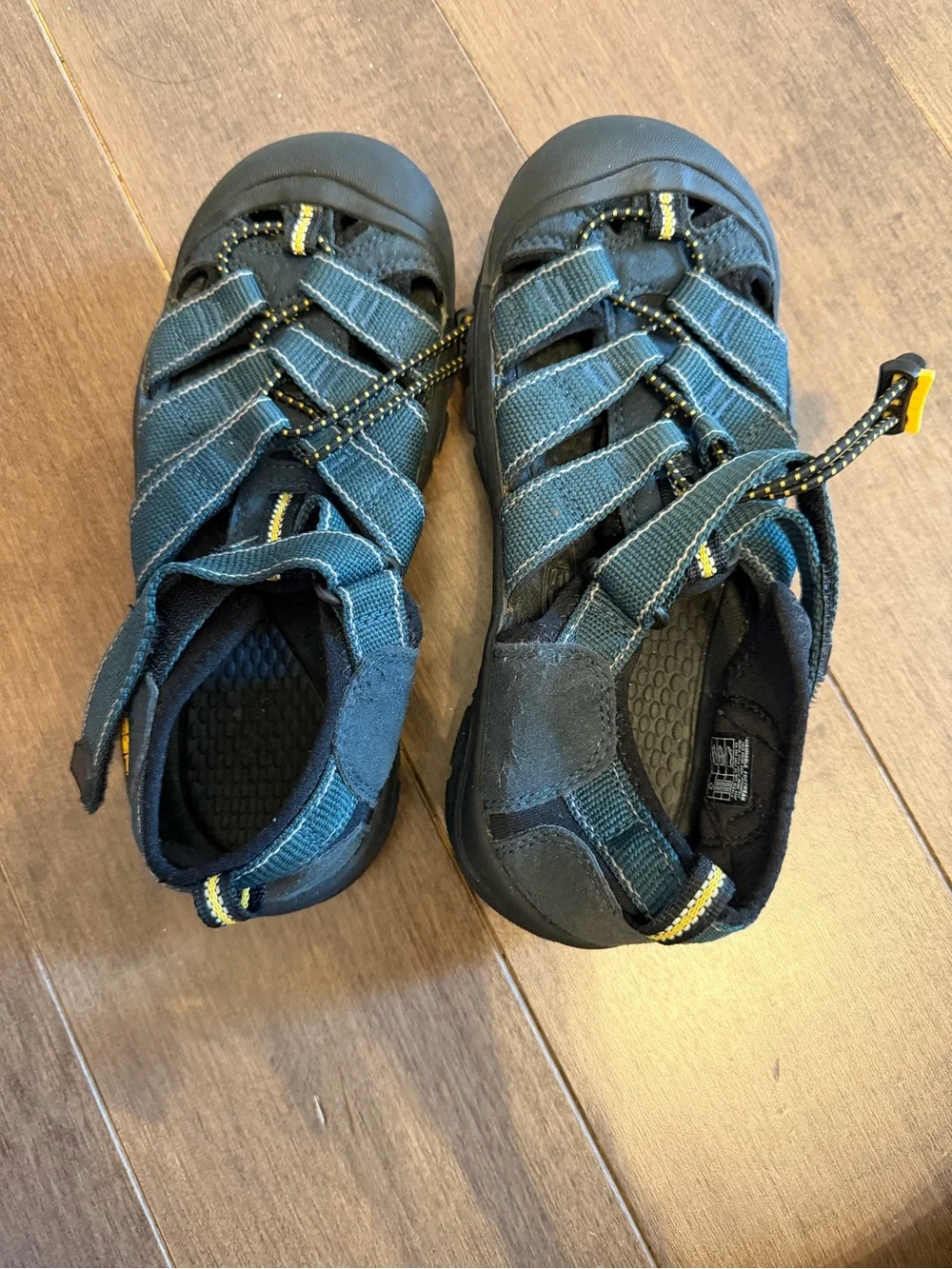 KEEN kids Closed-Toe Sport Sandals in Dark Teal and Black (like new)